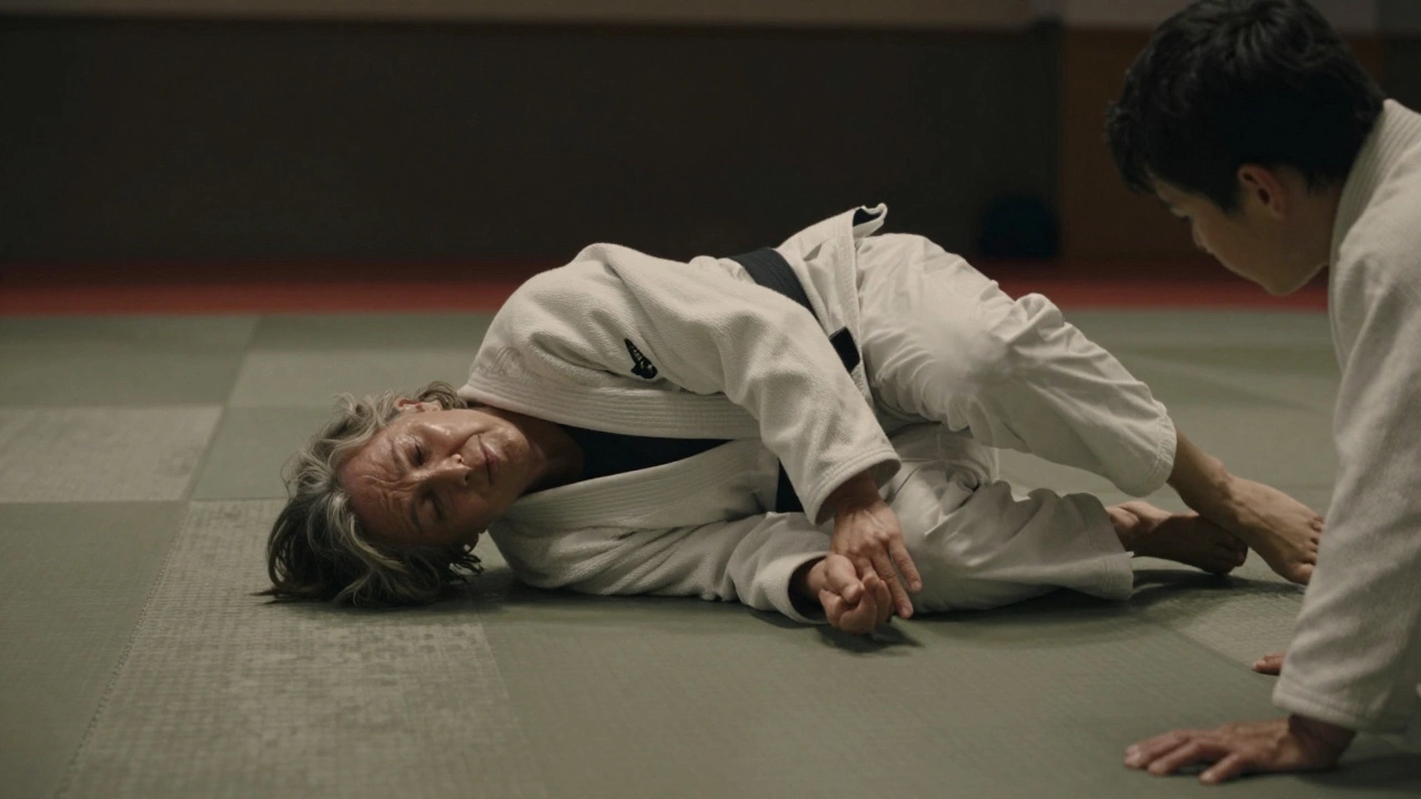 Женщина в возрасте 40 лет мягко и безопасно выполняет падение в дзюдо.