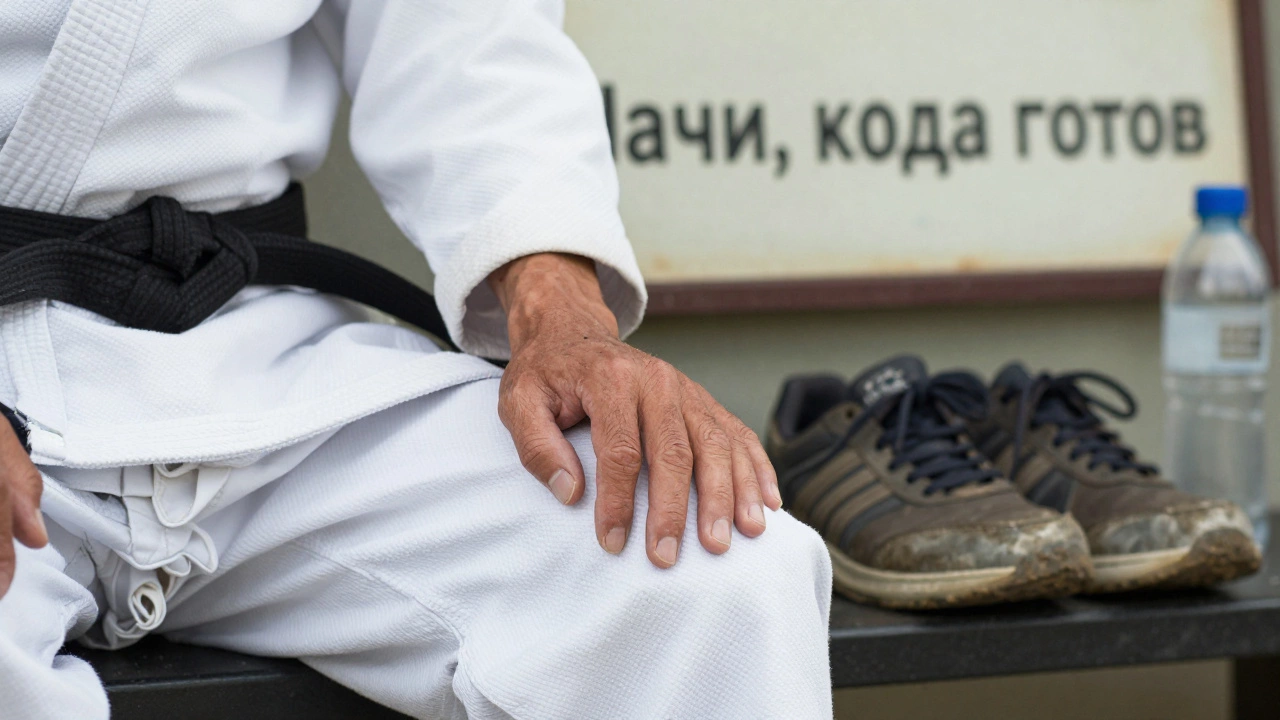 Руки, держащие кимоно каратэ, рядом с кроссовками и бутылкой воды — символ начала пути.